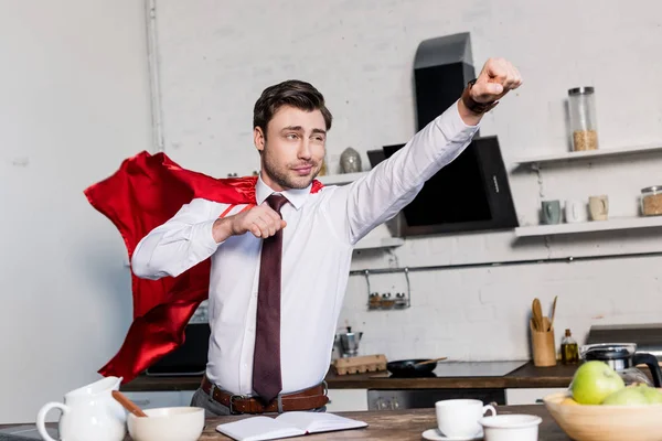 Homem Alegre Super Herói Manto Vermelho Posando Cozinha Casa — Fotografia de Stock