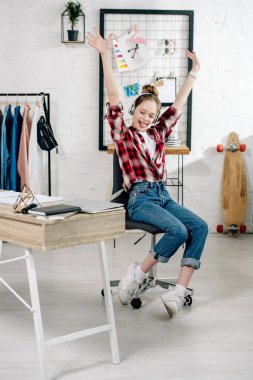 Kırmızı damalı gömlek neşeli genç çocuk kulaklık müzik dinleme