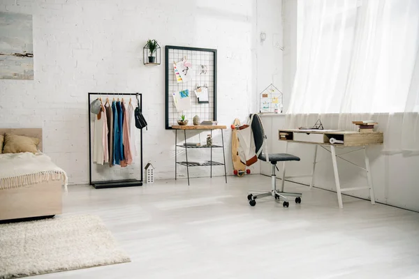 Quarto Adolescente Leve Com Cama Rack Reto Mesa — Fotografia de Stock