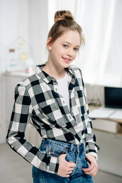 Selbstbewusstes Teenager Kind Karierten Hemd Blickt Lächelnd Die Kamera — Stockfoto