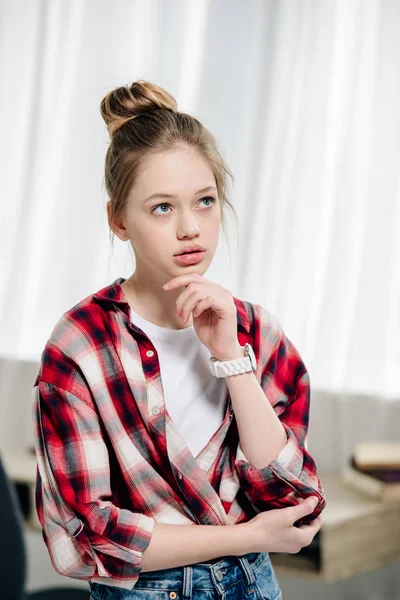 Pensive Teenage Kid Red Geruit Hemd Weg Kijken — Stockfoto