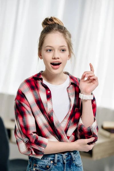 Amazed Adolescente Camicia Rossa Scacchi Guardando Lontano Con Bocca Aperta — Foto Stock