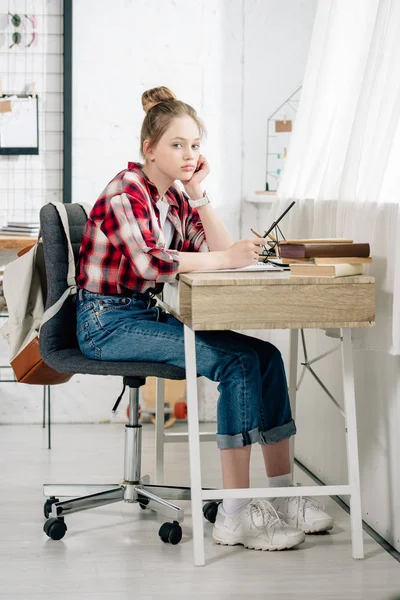 Pennende Tiener Geruite Shirt Holding Pen Aan Tafel Terwijl Het — Stockfoto