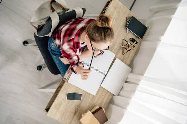 Vue Aérienne Adolescent Lunettes Faisant Ses Devoirs Table — Photo