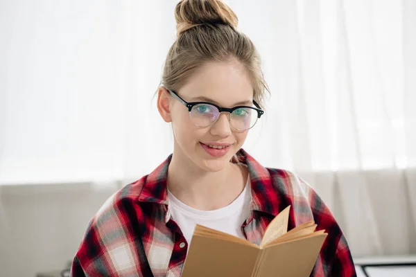 Neugieriges Teenager Kind Brille Und Kariertem Hemd Liest Buch — Stockfoto