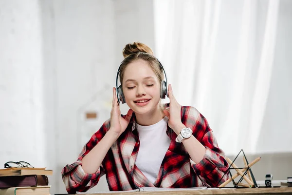 Vrolijke Tiener Kid Red Geruite Shirt Luisteren Muziek Een Koptelefoon — Stockfoto