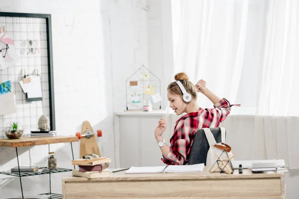 Alegre Adolescente Con Camisa Roja Cuadros Escuchando Música Auriculares — Foto de Stock