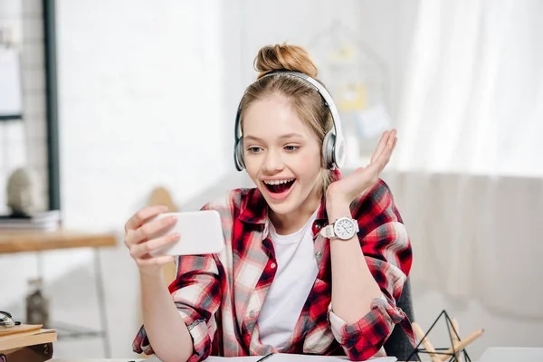 Adolescente Excitado Camisa Quadriculada Fones Ouvido Sorrindo Durante Chamada Vídeo — Fotografia de Stock