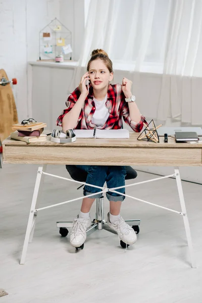 Teenage Kid Red Checkered Shirt Sitting Desk Talking Smartphone — Stock Photo, Image