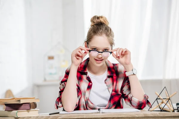 Teenager Kariertem Hemd Und Brille Blickt Lächelnd Die Kamera — Stockfoto