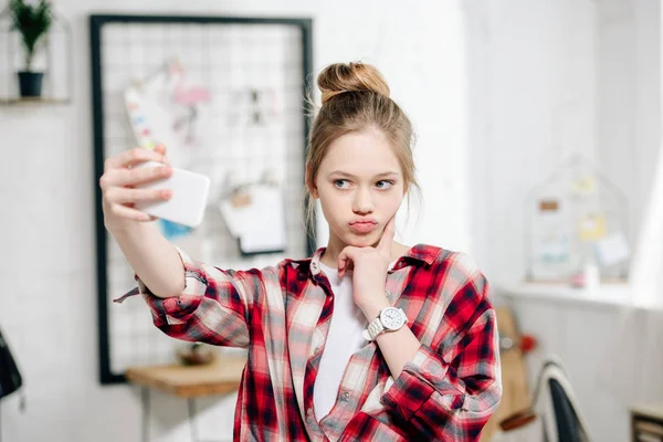 Wesoły Nastolatek Dziecko Trzyma Smartphone Biorąc Selfie Domu — Zdjęcie stockowe