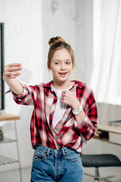 Vrolijke Tiener Kid Holding Smartphone Rekening Selfie Met Duim Omhoog — Stockfoto