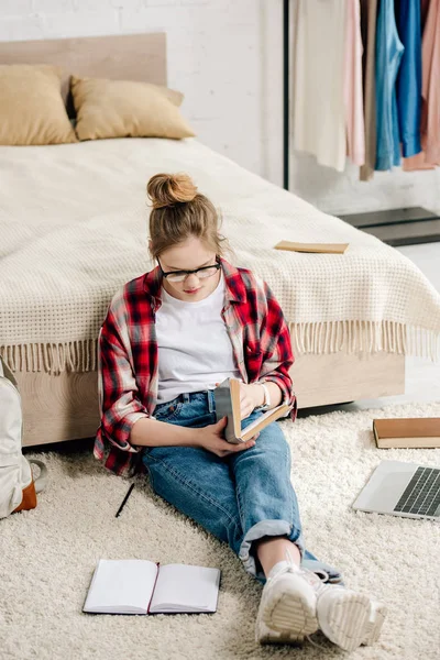 Geconcentreerde Tiener Glazen Geruite Overhemd Lezing Boek Buurt Van Bed — Stockfoto