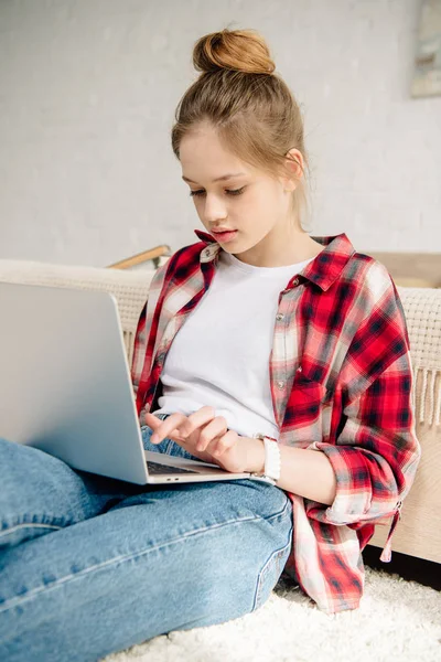 카펫에 앉아있는 노트북을 셔츠에 — 스톡 사진