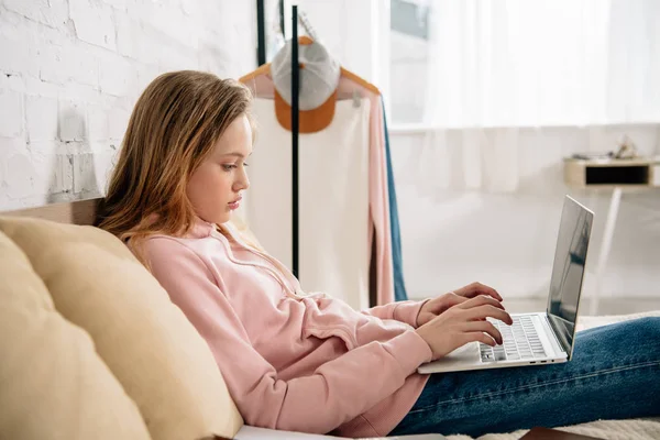 Side View Teenager Lying Bed Using Laptop Home — Stock Photo, Image