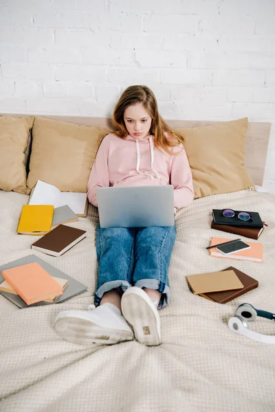 Concentrated Teenager Kid Lying Bed Books Using Laptop — Stock Photo, Image