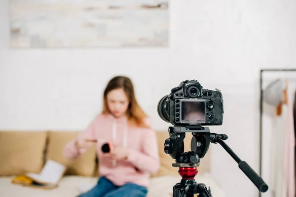 Selectieve Focus Van Teenage Blogger Zittend Voorkant Van Videocamera — Stockfoto