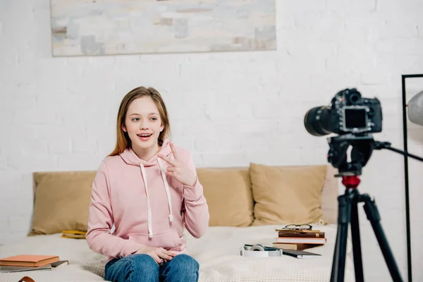 Joyful Blogueiro Adolescente Mostrando Sinal Paz Câmera Vídeo — Fotografia de Stock