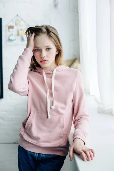 Teenage Kölyök Rózsaszín Kapucnis Áll Közelében Ablakpárkányon Megható Haja — Stock Fotó