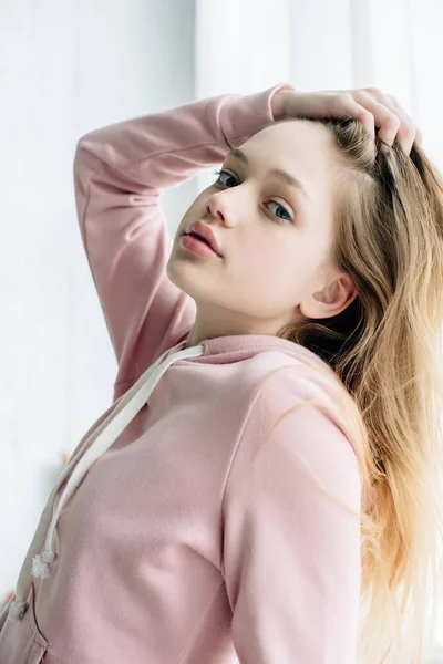 Teenage Kid Pink Hoodie Aanraken Van Haar Kijken Naar Camera — Stockfoto