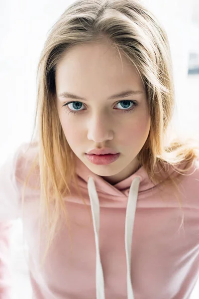 Teenage Child Casual Pink Hoodie Kijken Naar Camera — Stockfoto