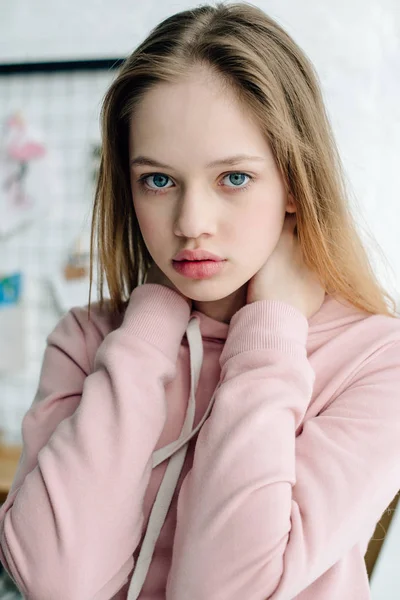 Nastoletnie Dziecko Dorywczo Różowy Bluza Kapturem Patrząc Kamerę — Zdjęcie stockowe