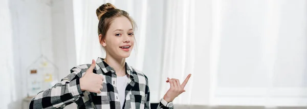 Panoramatický Záběr Usmívajícího Teenagera Kostené Košili Ukazující Palec Nahoru — Stock fotografie