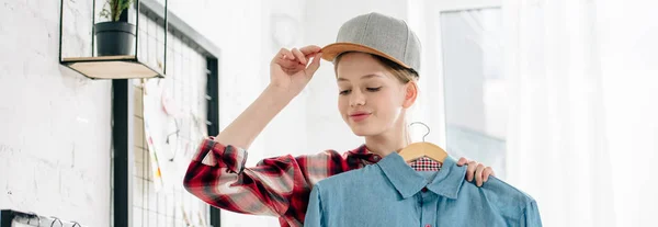 Plan Panoramique Adolescent Chapeau Tenant Cintre Avec Chemise Bleue — Photo
