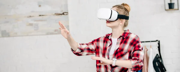 Foto Panorámica Adolescente Camisa Cuadros Auriculares — Foto de Stock