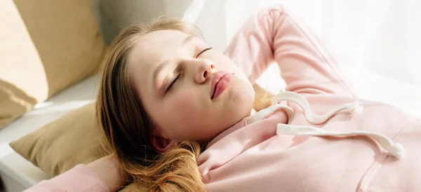 Kahverengi Yastık Üzerinde Uyuyan Genç Çocuk Panoramik Çekim — Stok fotoğraf