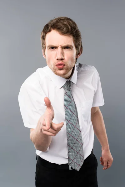 Homem Negócios Irritado Com Expressão Facial Engraçada Apontando Com Dedo — Fotografia de Stock