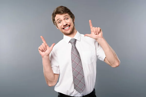 Positiver Geschäftsmann Lächelt Und Gestikuliert Auf Grauem Hintergrund — Stockfoto