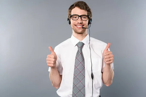 Sorrindo Operador Call Center Óculos Fone Ouvido Mostrando Polegares Para — Fotografia de Stock