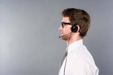 gri arka plan üzerinde emin çağrı merkezi operatörü yan görünüm