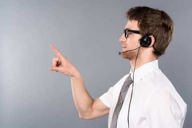 parmak ile işaret emin çağrı merkezi operatörü yan görünüm 
