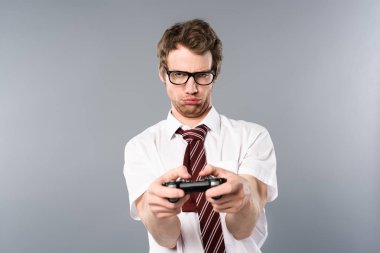 gri arka plan üzerinde joystick ile bilgisayar oyunu oynamak işadamı üzgün