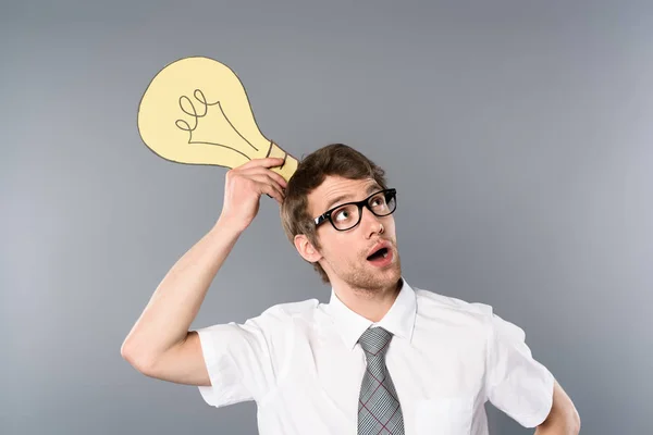 Homme Affaires Rêveur Dans Des Lunettes Tenant Ampoule Papier Jaune — Photo