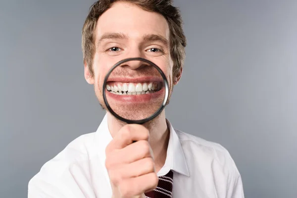 Hombre Negocios Sonriente Con Lupa Sobre Fondo Gris — Foto de Stock