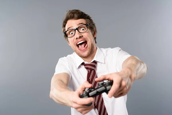 Hombre Negocios Emocionado Jugando Videojuego Con Joystick Sobre Fondo Gris — Foto de Stock