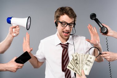 Çağrı Merkezi operatörü megafon, smartphone, Büyüteç'i ve Doları banknot seyir telefon kulaklık heyecanlı