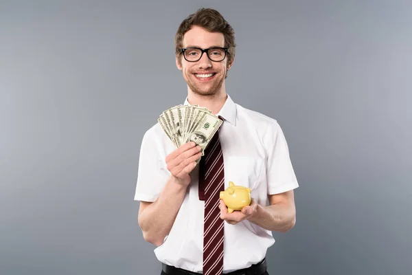 Homem Negócios Sorridente Óculos Segurando Banco Porquinho Notas Dólar Fundo — Fotografia de Stock