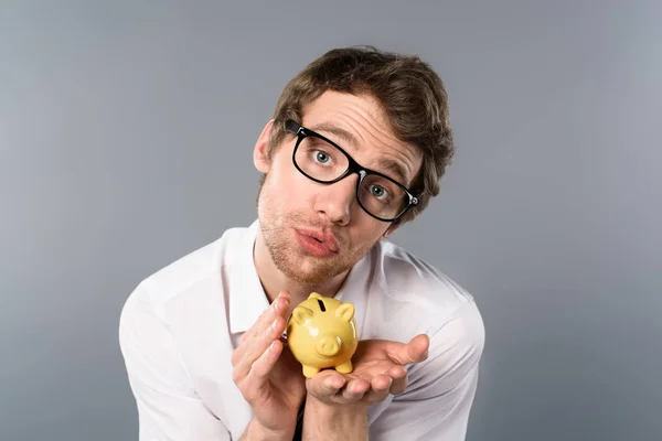 Divertido Hombre Negocios Gafas Celebración Alcancía Sobre Fondo Gris — Foto de Stock