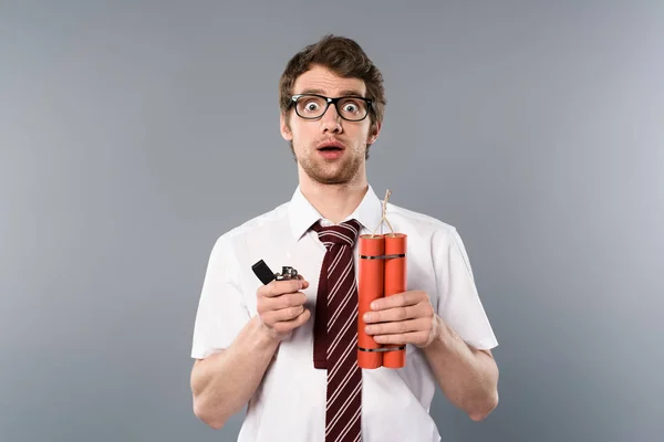 Schockierter Geschäftsmann Mit Feuerzeug Und Dynamit Auf Grauem Hintergrund — Stockfoto