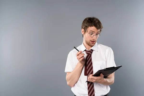 Shocked Man Pen Holding Clipboard Grey Background — Stock Photo, Image