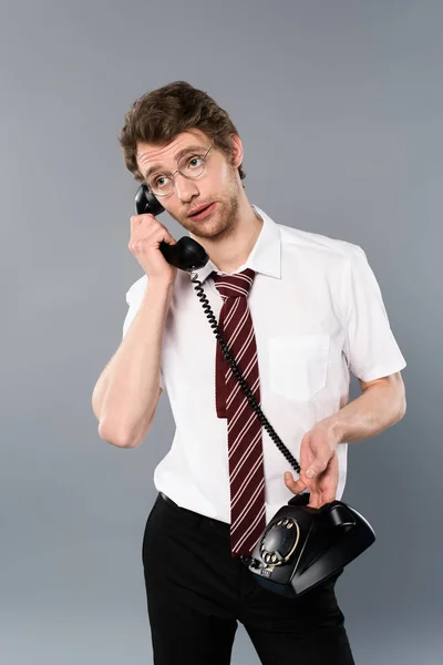 Vintage Telefon Gri Izole Konuşurken Bardaklarda Yetişkin Adamı — Stok fotoğraf