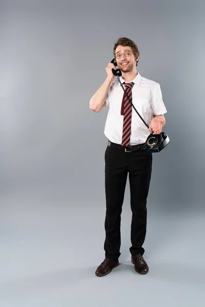 Hombre Negocios Sonriente Gafas Hablando Por Teléfono Vintage Gris — Foto de Stock