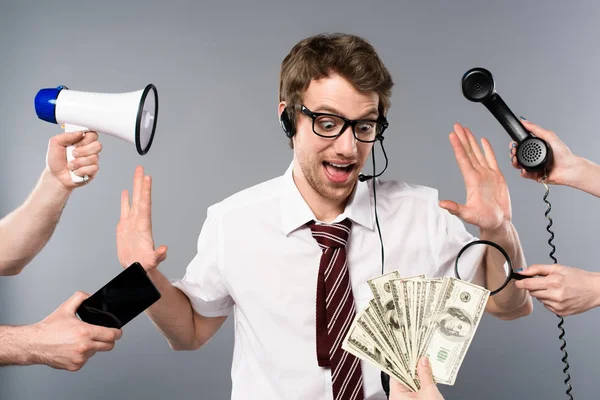 Operador Centro Llamadas Emocionado Auriculares Cerca Megáfono Teléfono Inteligente Lupa — Foto de Stock