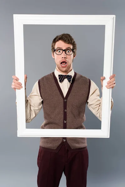 Shocked Man Holding White Frame Grey Background — Stock Photo, Image