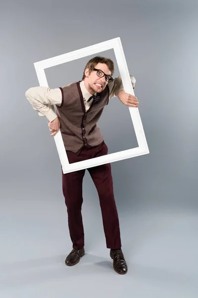 Hombre Enojado Sosteniendo Marco Blanco Sobre Fondo Gris — Foto de Stock