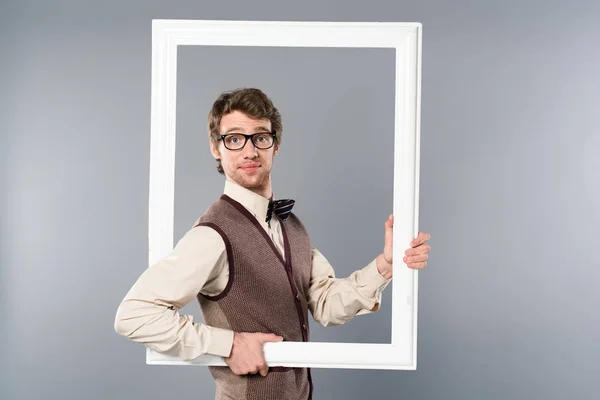 Hombre Alegre Gafas Sosteniendo Marco Blanco Sobre Fondo Gris — Foto de Stock